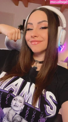 Bunnygirl [ bunnygirl-6 ] - My body is your temple. Worship at my feet.