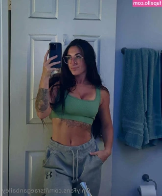 itsraeganbailey [ itsraeganbailey-3 ] - Sassy tease! 🩷 Making ya dick twitch hey!! You love it! 🩷