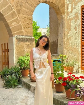 Roro - Who else love stockings and thigh highs too?