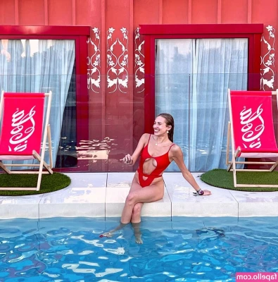 AlaiaJeanneau - Don’t you hate it when something gets in the way. Happy Hump Day!