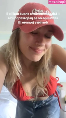 AlaiaJeanneau - Check out this sexy Topless pic I just sent you 😻 oops my panties