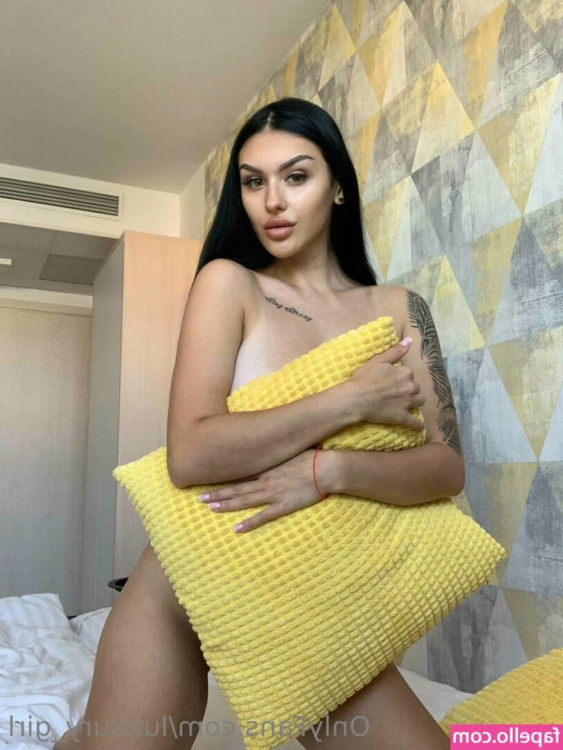 katanacat - • Anal bunnygirl •  Je me gode avec mon jouet anal training 🥵