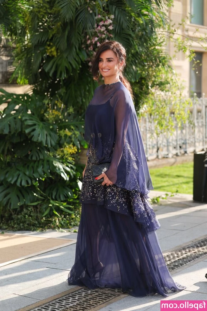 Penélope Cruz [ penlope-cruz ] - Bad day for my basketball teams. But good day for looking hot 🥵
