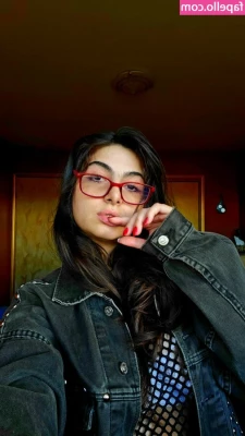 bl00m00n - Today is my lazy day  Today I get to stay in bed and binge watch tv 