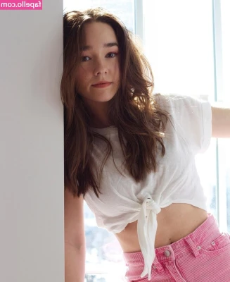 Holly Taylor [ holly-taylor ] - All oiled up and squishy 🤗