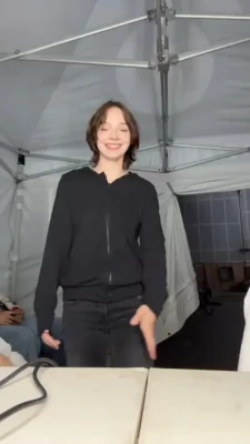 Emma Myers [ emma-myers ] - CHE CAGNA! 🐕  Fessa totalmente aperta  Capezzolame pronto per