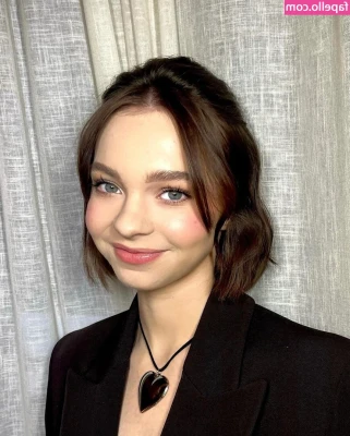 Emma Myers [ emma-myers ] - Happy Easter everyone!!! Quick pic as we drive to our families. Hope