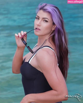 Lena Kross [ lena-kross ] - Top of the morning to you! Pussy and toes kind of morning.  Photos by