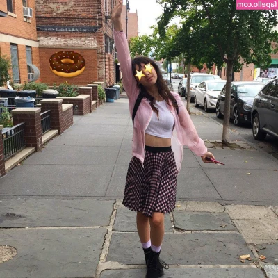 Hannah Marks [ hannah-marks ] - 🤫 Should I film in here?