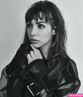 Hannah Marks [ hannah-marks ] - help me carry them?
