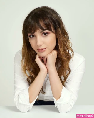 Hannah Marks [ hannah-marks ] - Sun bathing in Portugal 🇵🇹 🌞👙 chill time between shoots