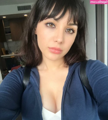 Hannah Marks [ hannah-marks ] - Do you like to look at me from that point of view?