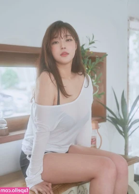 kimgapju - Hump day. Mmmm. If you love butts, give me some loven right here.