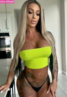 Sara Pauline [ sara-pauline ] - Tights with no panties tease😜