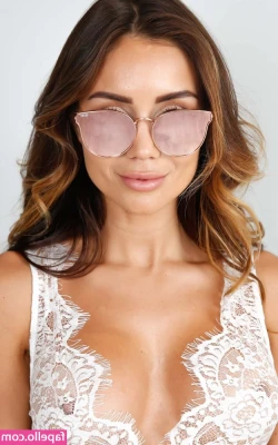 Pia Muehlenbeck [ pia-muehlenbeck ] - Turn re bill on to get a special surprise shot of my pretty pink
