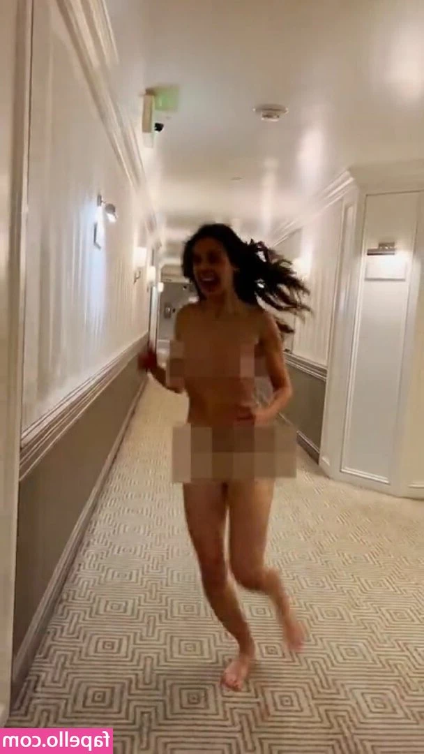 Ali Brie [ ali-brie ] - check those DM’s. 🚿 💦 @ailadonovannn