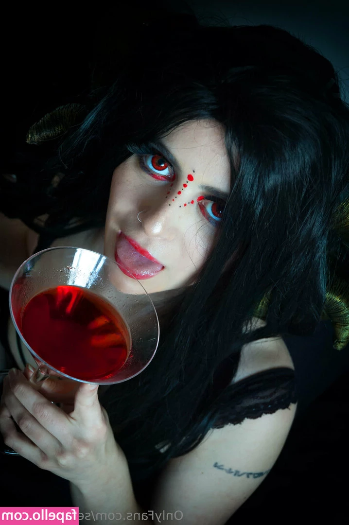 se_linaskyfree [ se-linaskyfree ] - Greeted by a Warlock in the Woods  A friendly man in the woods leads
