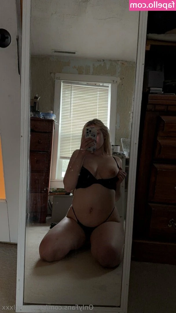sexxyangelxxx - Keep staring and your cock is gonna THROB 👀🍆💦