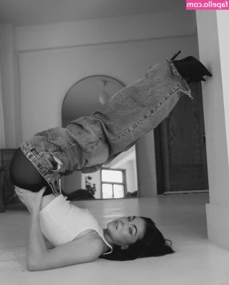 Serinda Swan [ serinda-swan ] - Feet in a beautiful country