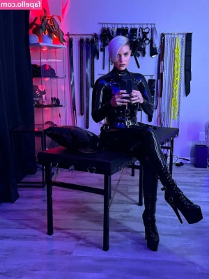 matrix.dominatrix [ matrix-dominatrix ] - This desert heat got my all horny .. it’s amazing how much cum