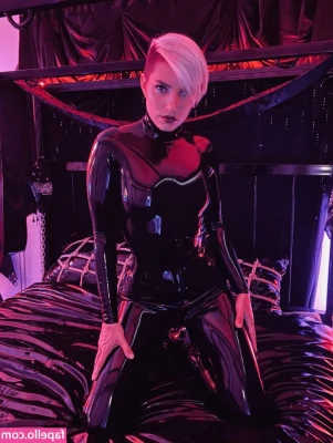 matrix.dominatrix [ matrix-dominatrix ] - Jerking off my hard girl cock till I cum on my huge horse dildo! 🍆