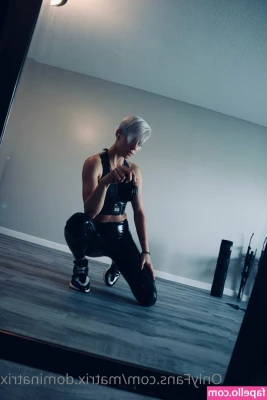 matrix.dominatrix [ matrix-dominatrix ] - Buds! I promise I will post just things of me soon lol   ft