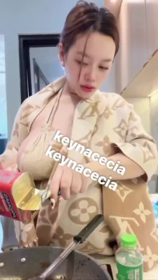 Keynacecia - Do you like the clapping noise my boobs make when I jump or jiggle??