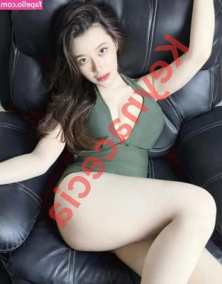Keynacecia - Taking a break from cleaning to show off for you 😘