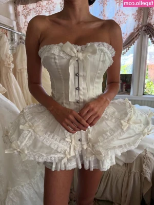 Maria Katarina [ maria-katarina ] - Une jolie scène lesbienne entre Lily et moi pour te faire passer une