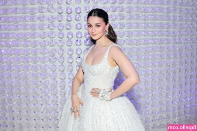 Alia Bhatt [ alia-bhatt ] - This is what happens when I hang out in my cam room...