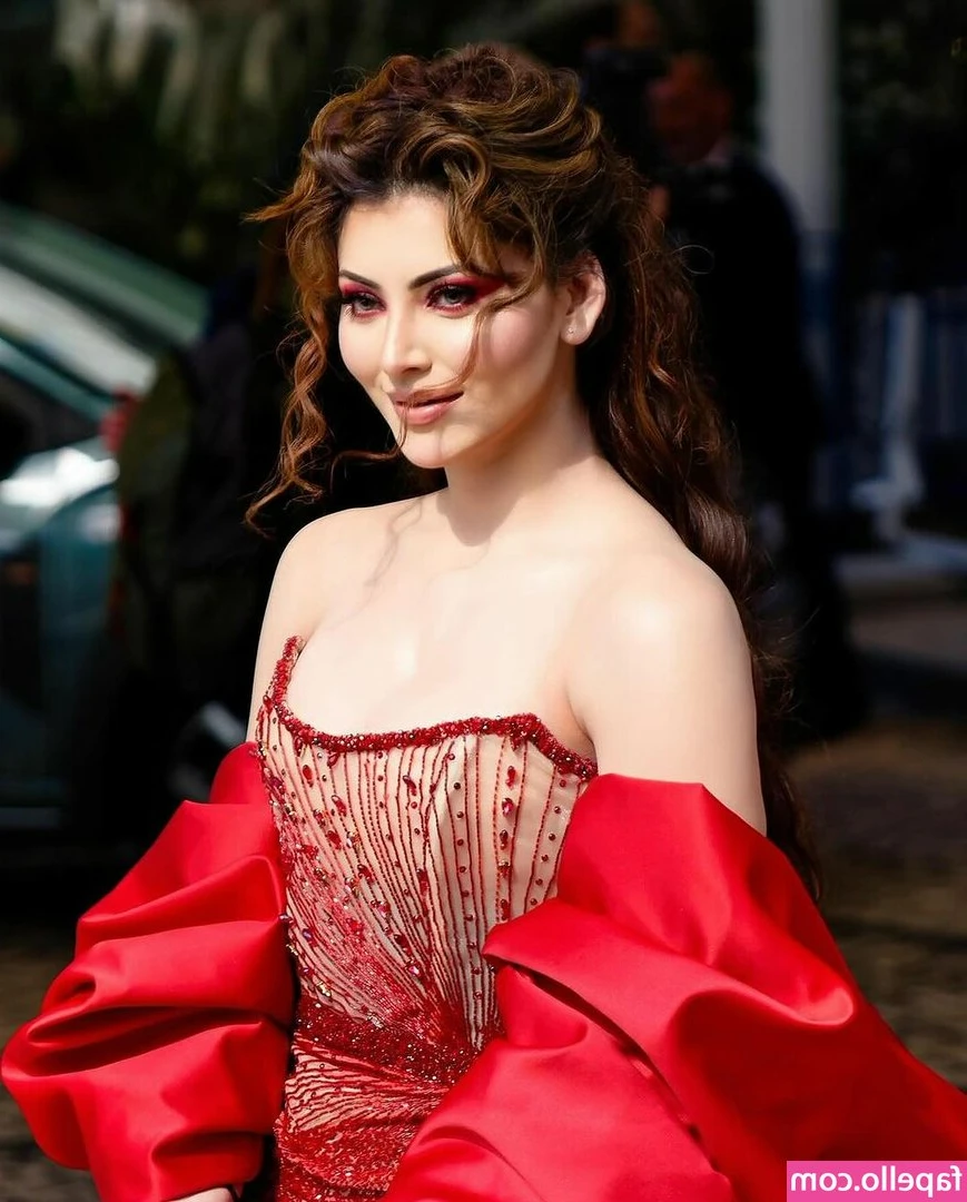Urvashi Rautela [ urvashi-rautela ] - On and off 💡