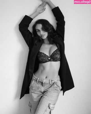 Alejandra Cobos [ alejandra-cobos ] - Love is a beautiful flower  but it takes courage to approach and