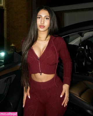 Kareena Bachra [ kareena-bachra ] - Did you see my lips on my Twitter   Or do you only follow me on here part 1