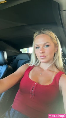 Chloe Rigdon [ chloe-rigdon ] - Happy New Years Eve   I m going into the 2022 feeling green  I ll be