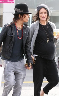 Sara Gilbert [ sara-gilbert ] - New costume! Are you afraid of my fatness? 🎃😎