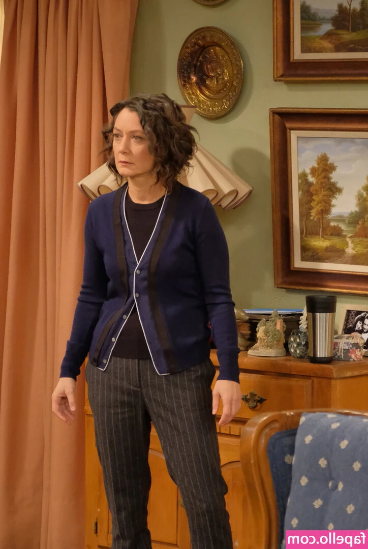 Sara Gilbert [ sara-gilbert ] - Rate my hairy pussy 😍