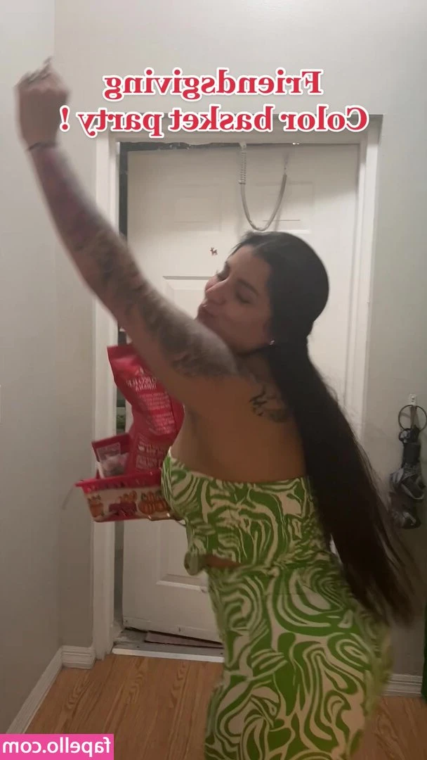 Queenmelmel_ [ queenmelmel ] - Lets stay in bed... maybe make each other cum? idk just throwin that