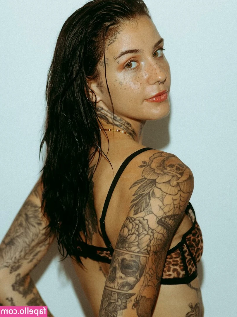 Leahmsharp [ leahmsharp-2 ] - Got a cat scratch 🥲
