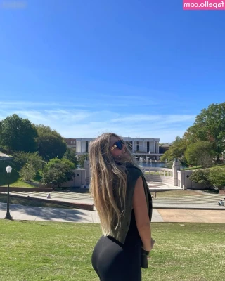 Charlie Ferarie [ charlie-ferarie ] - Don't you love that view daddy?🍑😋