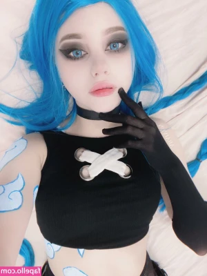 Araivun - peep that tiny bit of fabric ;) honestly it's //chefs kiss