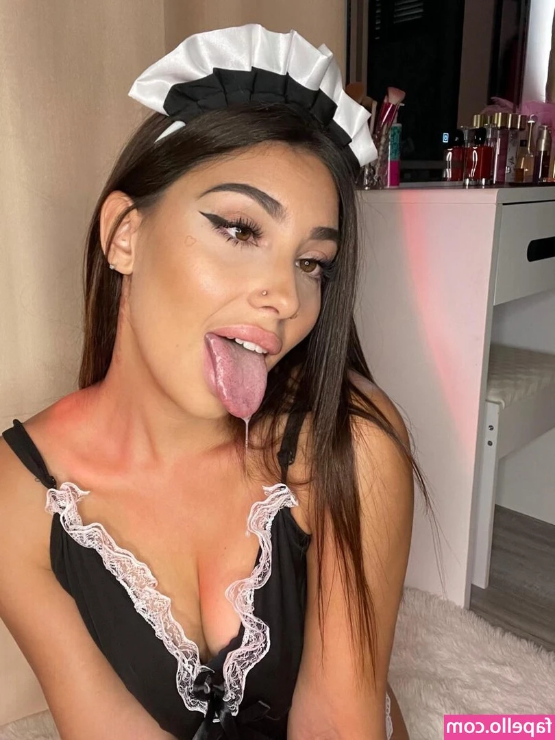 chloe_mlc_777 [ chloe-mlc-777 ] - Ass for breakfast?