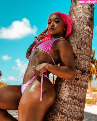 Kiera Hogan [ kiera-hogan ] - Good Morning TGIF booty unveiling part 1😚 Taken outside of the