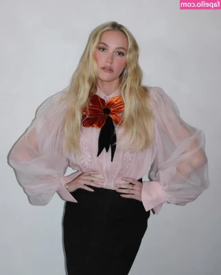 Maika Monroe [ maika-monroe ] - Testing my new camera with my tits 😉 boobs boobs boobs boobs boobs