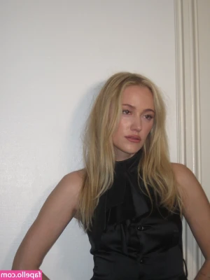 Maika Monroe [ maika-monroe ] - If you’re waiting for a custom or want one message me and i will