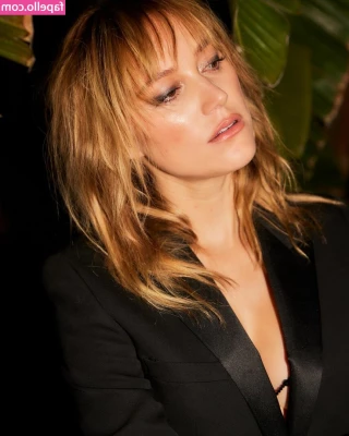 Maika Monroe [ maika-monroe ] - I need you on top
