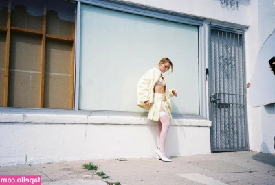 Maika Monroe [ maika-monroe ] - I was going to call this a wardrobe malfunction but I don t think