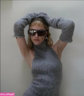 Maika Monroe [ maika-monroe ] - This MILF absolutely loves having her arsehole fingered