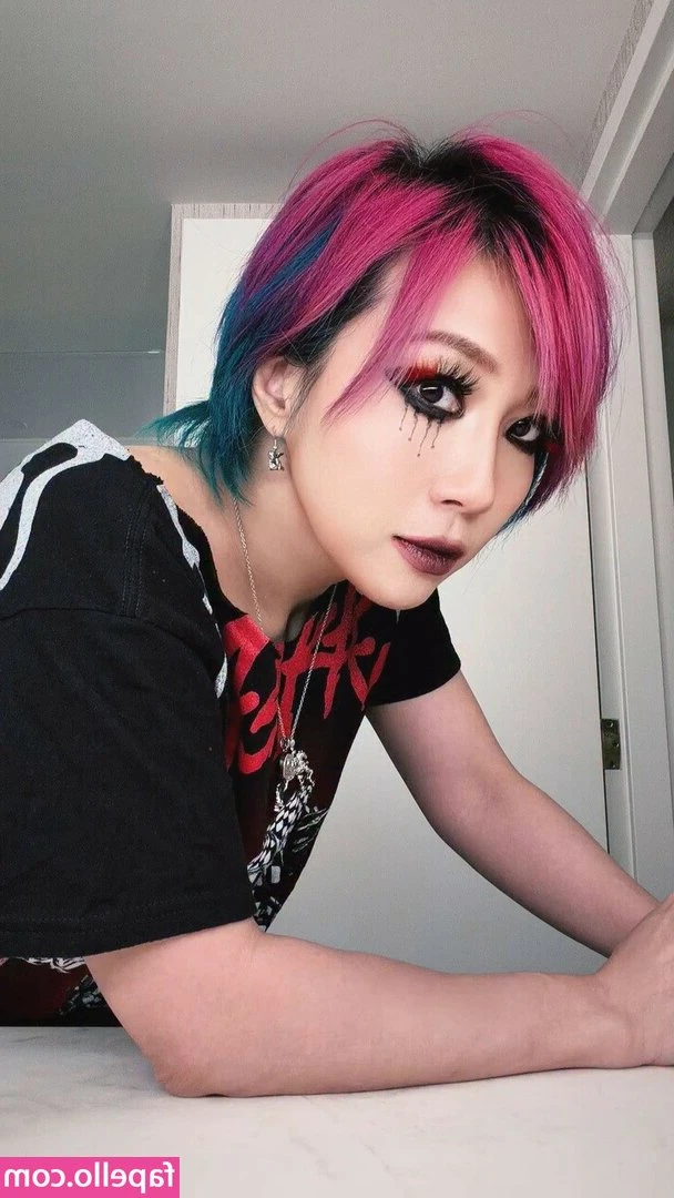 Asuka WWE [ asuka-wwe ] - Bare toenails You guys don’t understand how much I HATE my toenails