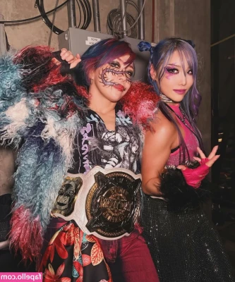 Asuka WWE [ asuka-wwe ] - Out doing a little shopping 🛒
