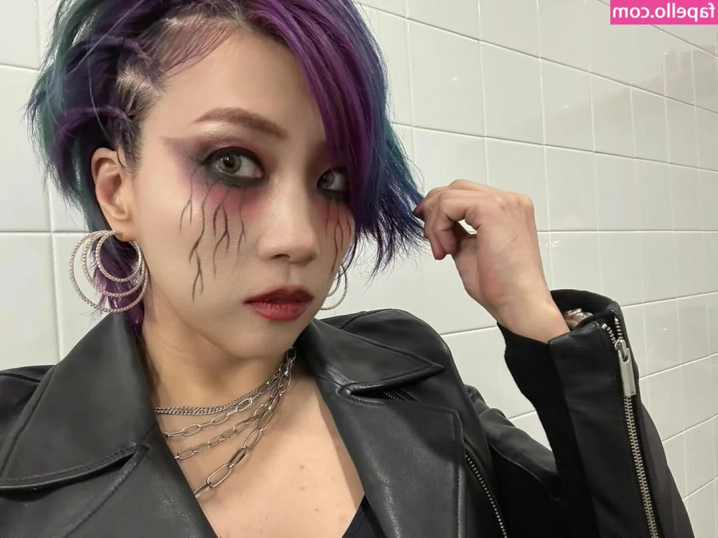 Asuka WWE [ asuka-wwe ] - Gassy spoils Classy with her stinkiest farts